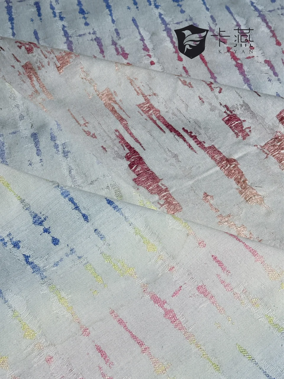 KS-95190: Interrupted strokes of colour on a pale ground create a directional, irregular pattern.