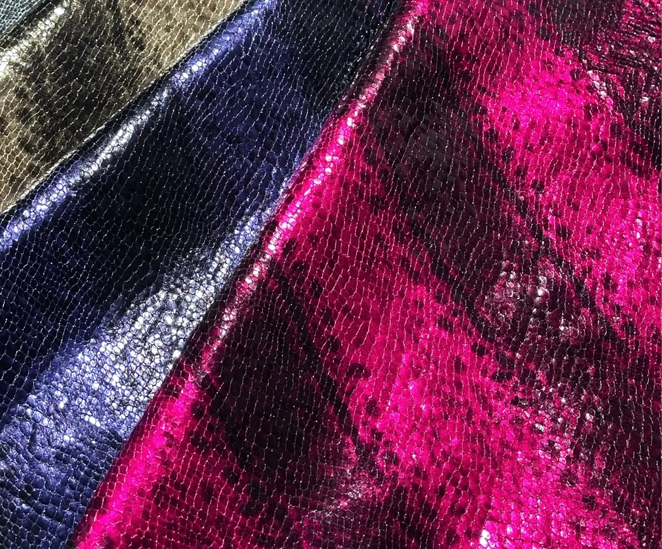 Material real KS-97300: pliegues oscuros reflectantes junto a una superficie magenta con una fina textura repetida